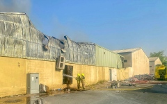 الصورة: الصورة: السيطرة على حريق بمستودع في رأس الخور بدبي