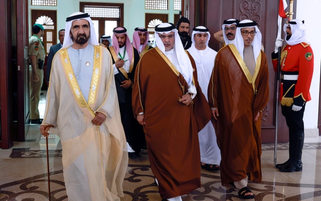 الصورة: الصورة: محمد بن راشد يترأّس وفد الإمارات المشارك في القمة العربية الـ33 بالبحرين