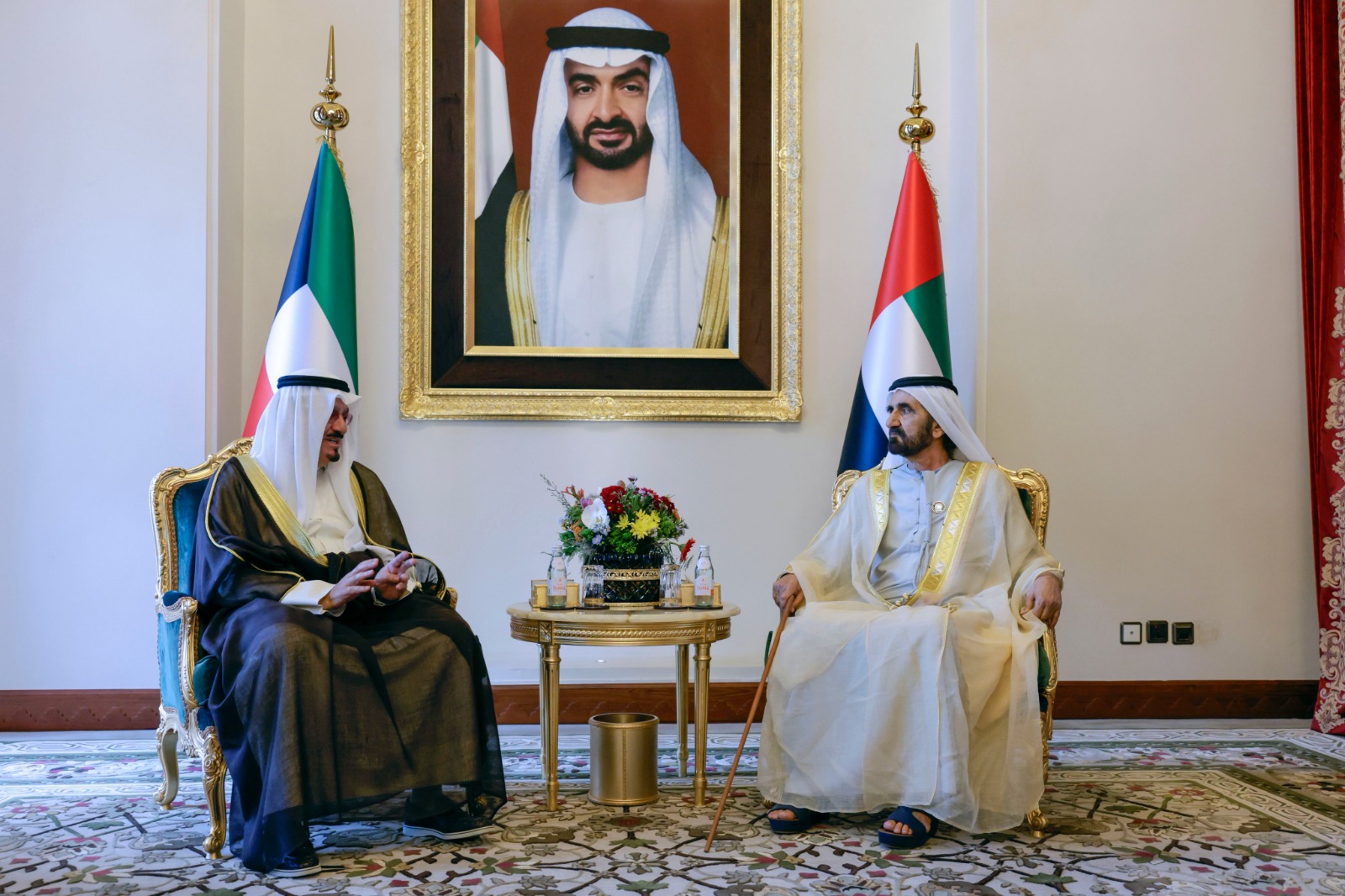 محمد بن راشد يلتقي رئيس مجلس الوزراء الكويتي على هامش القمة العربية