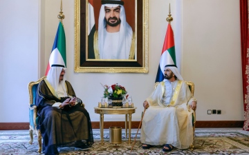 الصورة: الصورة: محمد بن راشد ورئيس مجلس الوزراء الكويتي يبحثان سبل تعزيز الشراكة بين البلدين