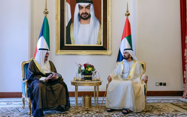 الصورة: الصورة: محمد بن راشد ورئيس مجلس الوزراء الكويتي يبحثان سبل تعزيز الشراكة بين البلدين