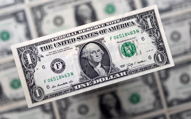 الصورة: الصورة: الدولار يتجه لتسجيل انخفاض أسبوعي وسط مؤشرات على تباطؤ في أمريكا