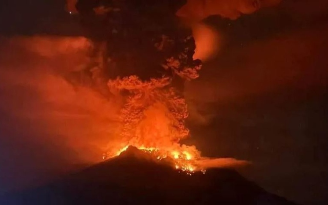 الصورة: الصورة: ثوران بركان إيبو في إندونيسيا يجبر السلطات على إخلاء 7 قرى