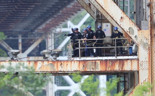 الصورة: الصورة: شرطة نيويورك تعتقل شاباً تسلق جسر جورج واشنطن وعطّل حركة المرور