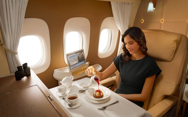 الصورة: الصورة: طيران الإمارات تقدّم 91 ألف كوب شاي للمسافرين يومياً