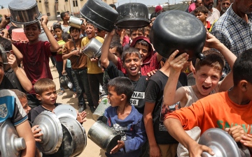 الصورة: الصورة: أزمة غذائية تخنق غزة.. وإسرائيل تؤكد دخول 402 شاحنة مساعدات
