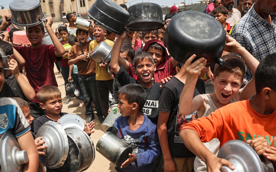 الصورة: الصورة: أزمة غذائية تخنق غزة.. وإسرائيل تؤكد دخول 402 شاحنة مساعدات