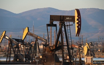 الصورة: الصورة: تراجع أسعار النفط وسط مخاوف من تأثير الفائدة الأمريكية على الطلب