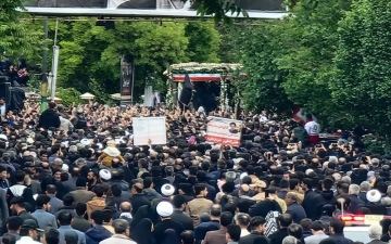 الصورة: الصورة: بدء مراسم تشييع جثمان الرئيس الإيراني ورفاقه في مدينة تبريز