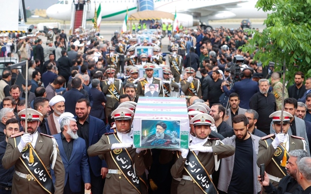 الصورة: الصورة: بدء مراسم تشييع الرئيس الإيراني ورفاقه والدفن غداً