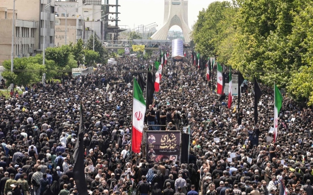الصورة: الصورة: الإيرانيون يشيعون رئيسي ومرافقيه ضحايا المروحية