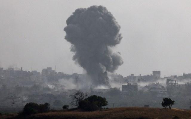 الصورة: الصورة: مقتل 8 فلسطينيين بقصف إسرائيلي على وسط غزة