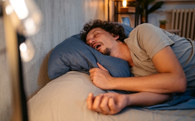 الصورة: الصورة: الفم المفتوح أثناء النوم .. المخاطر والأسباب والعلاج
