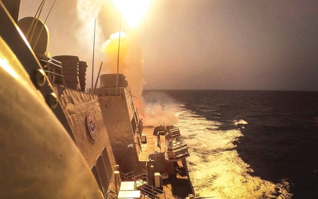الصورة: الصورة: هجوم صاروخي يستهدف سفينة قبالة اليمن