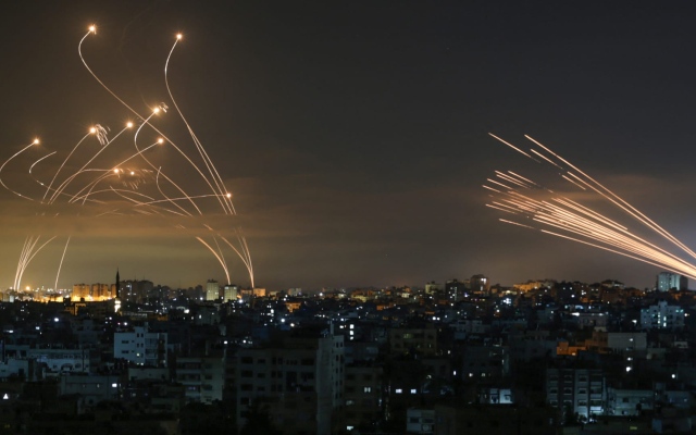 الصورة: الصورة: الجيش الإسرائيلي يطلق صفارات الإنذار في تل أبيب للتحذير من صواريخ قادمة محتملة