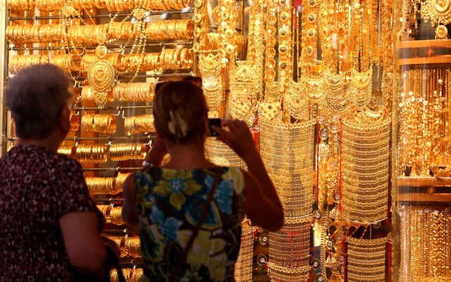 الصورة: الصورة: إقبال كبير على شراء الذهب من دبي