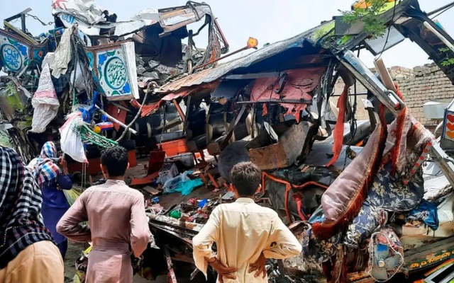 الصورة: الصورة: 27 قتيلاً بينهم نساء وأطفال في حادث حافلة في باكستان
