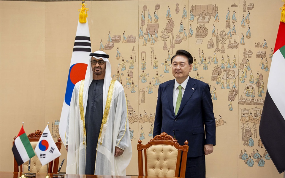 الصورة: الصورة: رئيس الدولة والرئيس الكوري يشهدان توقيع اتفاقية الشراكة الاقتصادية الشاملة بين البلدين