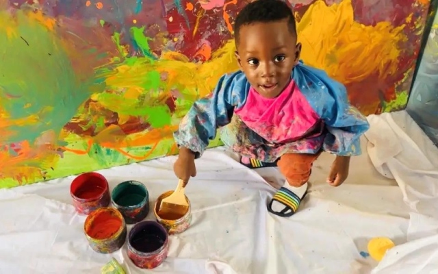 الصورة: الصورة: طفل من غانا أصغر رسام في العالم