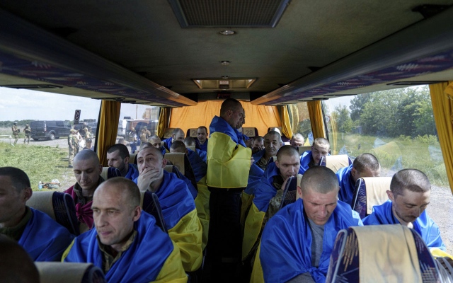 الصورة: الصورة: وساطة إماراتية تنجح في تبادل 150 أسيراً بين روسيا وأوكرانيا