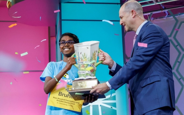 الصورة: الصورة: طفل يبلغ من العمر 12 عاماً يفوز بجائزة سكريبس للتهجئة