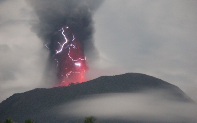 الصورة: الصورة: بركان جبل إيبو بإندونيسيا يثور والسلطات تحذر من فيضانات وحمم باردة