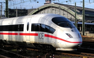الصورة: الصورة: قطار يخرج عن مساره في ألمانيا بعد انهيار أرضي