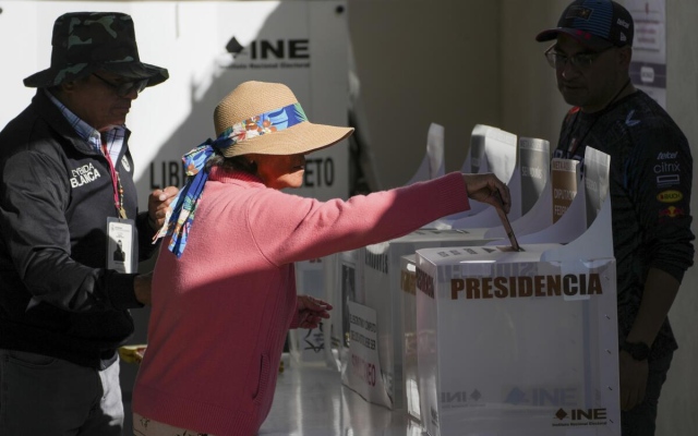 الصورة: الصورة: المكسيكيون يصوتون لاختيار أول رئيسة لبلدهم وسط أعمال عنف