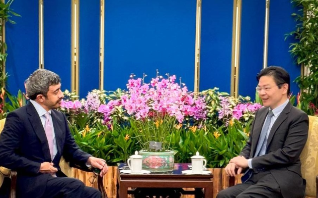الصورة: الصورة: عبدالله بن زايد يلتقي رئيس وزراء سنغافورة