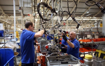 الصورة: الصورة: عودة قطاع التصنيع في بريطانيا إلى النمو