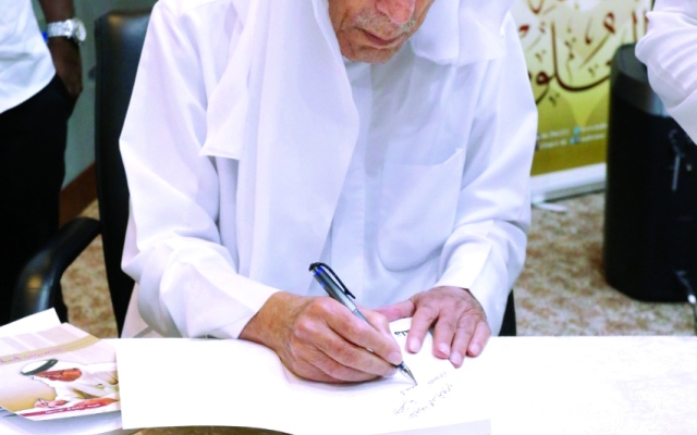 الصورة: الصورة: عبدالغفار حسين يوقّع كتاب «صرير قلم» في ندوة الثقافة والعلوم