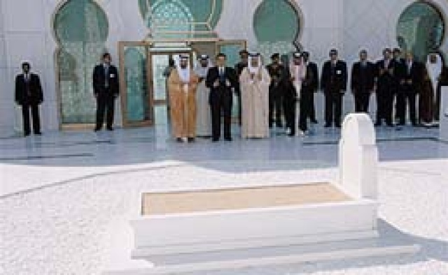 مبارك يزور ضريح زايد عبر الإمارات البيان