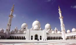 مسجد الشيخ زايد منارة تشع أكثر في رمضان