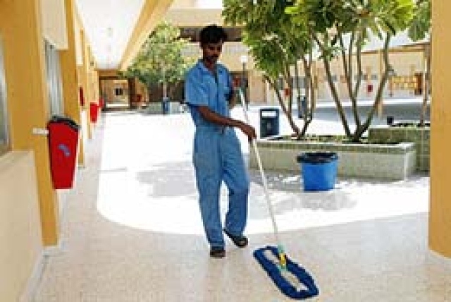 تقييم عمال النظافة وصرف مستحقاتهم عبء على المدارس - عبر الإمارات - البيان